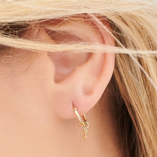 Creola Buchstabe 585er Gold am Ohr