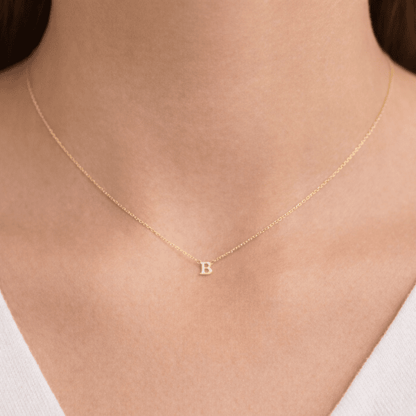 Kette Initial 14k am Hals getragen