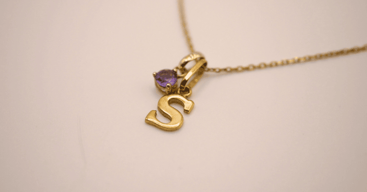 Das richtige Geschenk zur Geburt ist Goldschmuck