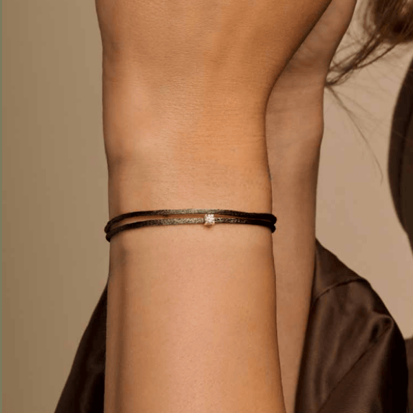 Satin Armband Lab Grown Diamant 0.10 ct 14k Gold am Handgelenk