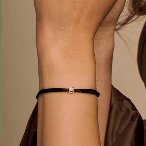 Satin Armband Lab Grown Diamant 0.25 ct 14k am Handgelenk