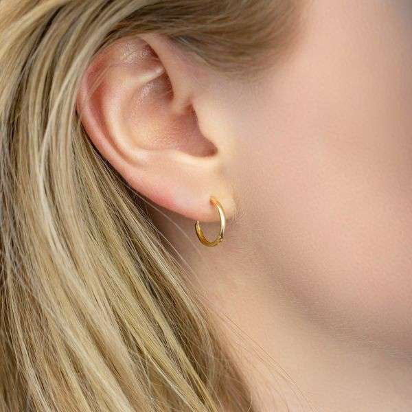 Klappcreolen 13 mm 14k Gold am Ohr