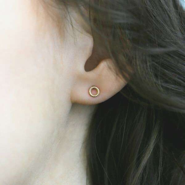 Ohrstecker Kreis gedreht 14k Gold am Ohr